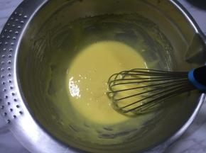 拌好的蛋黄糊放一旁备用。