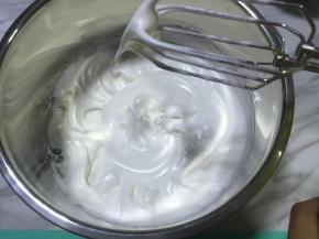 蛋白分3次加入细砂糖，打发至湿性偏干状。