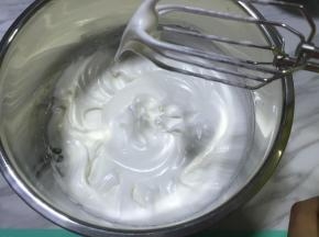 蛋白分3次加入细砂糖，打发至湿性偏干状。