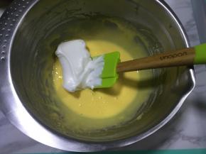 取1/3蛋白到蛋黄盆中，切拌。