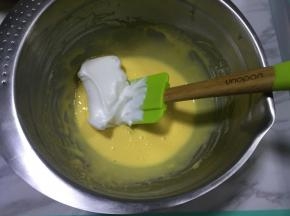 取1/3蛋白到蛋黄盆中，切拌。