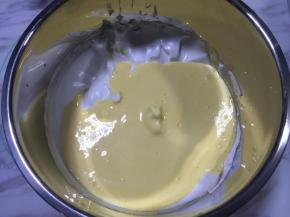 将蛋黄糊全部倒入蛋白盆中，翻拌均匀。