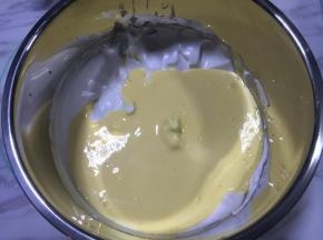 将蛋黄糊全部倒入蛋白盆中，翻拌均匀。