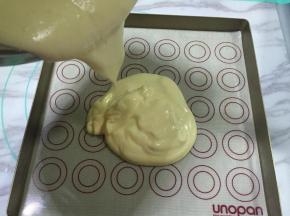 将拌好的蛋糕糊倒入烤盘，抹平表面，轻磕两下，震出里面的大气泡，送入预热好的烤箱。