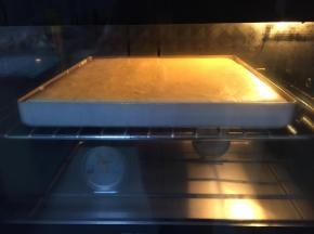 烤箱中层，上下火，170度，20分钟左右即可。烤好的蛋糕片出炉后从20厘米高度摔下烤盘，震出里面的热气，晾凉后倒扣脱模。