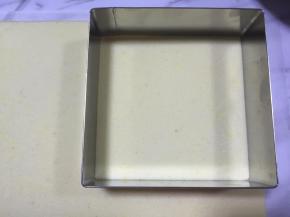 用慕斯圈在蛋糕片上压出合适的大小，放一旁备用。