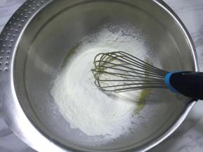 筛入低筋面粉和玉米淀粉，搅拌均匀。