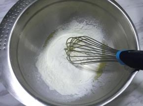 筛入低筋面粉和玉米淀粉，搅拌均匀。