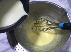 将热豆浆缓慢倒入蛋黄糊中，一边倒一边搅拌，豆浆一定要热，如果豆浆已经凉了请重新烧开再使用。