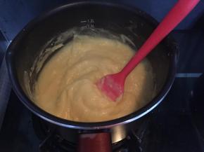 很快之前的液体状会变得粘稠，呈乳霜状，此时可关火，放凉备用。