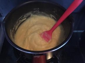 很快之前的液体状会变得粘稠，呈乳霜状，此时可关火，放凉备用。