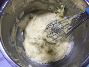 奶油奶酪隔热水用打蛋器搅打至顺滑，加入豆浆蛋黄糊搅拌均匀。