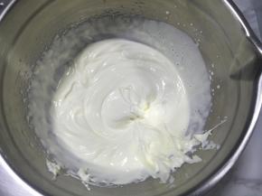 淡奶油加糖打发至8成，有明显纹路即可。