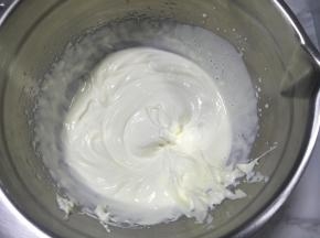 淡奶油加糖打发至8成，有明显纹路即可。