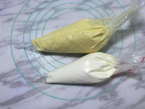 豆乳和淡奶油分别装入裱花袋，所有准备工作结束，开始组装蛋糕。。