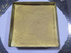 先挤一层豆乳，再挤上一层淡奶油，表面筛上一层熟黄豆粉，送入冰箱冷藏6小时。