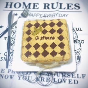 冷藏好的豆乳蛋糕，用吹风机延模具外圈吹一周，把慕斯圈慢慢往上提，即可脱模成功。