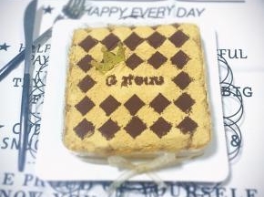 冷藏好的豆乳蛋糕，用吹风机延模具外圈吹一周，把慕斯圈慢慢往上提，即可脱模成功。