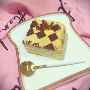 表层可撒一些可可粉做装饰。