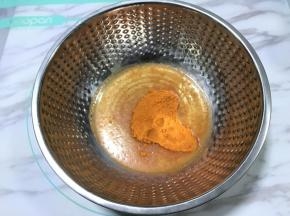 烤肉料和纯净水混合，搅拌均匀。