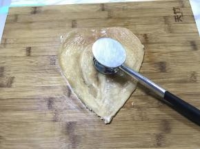 鸡脯肉洗净后用厨房纸吸掉水分，横向刨开成2-3片，用肉锤进行敲打。