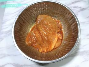 将鸡脯肉放入拌好的调料汁中，用手抓匀，盖保鲜膜放入冰箱冷藏4小时以上，可以前一天晚上提前腌好。