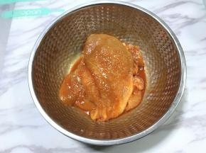 将鸡脯肉放入拌好的调料汁中，用手抓匀，盖保鲜膜放入冰箱冷藏4小时以上，可以前一天晚上提前腌好。