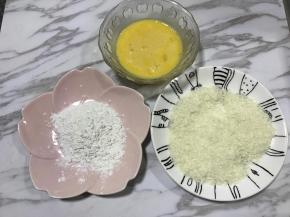 准备好淀粉、全蛋液、面包糠。