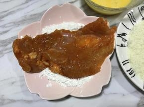 将腌制好的鸡脯肉先蘸上一层淀粉。