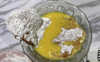 裹上一层鸡蛋液。