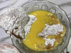 裹上一层鸡蛋液。