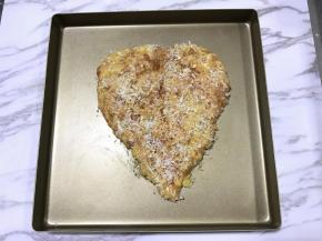 处理好的鸡脯肉放入烤盘，送入预热好的烤箱。