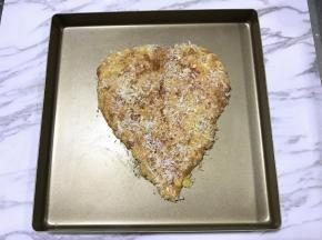 处理好的鸡脯肉放入烤盘，送入预热好的烤箱。