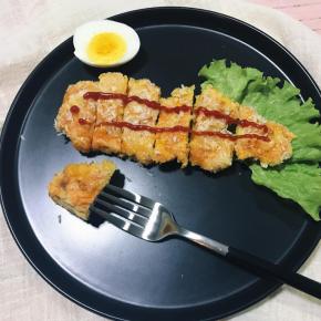 烤好的鸡排淋上番茄酱、沙拉酱或者孜然粉、黑胡椒粉等自己喜欢的酱料就可以大快朵颐了。