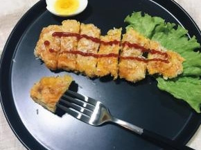 烤好的鸡排淋上番茄酱、沙拉酱或者孜然粉、黑胡椒粉等自己喜欢的酱料就可以大快朵颐了。