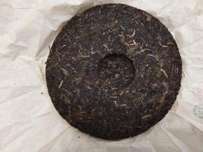 取普洱生茶适量，用茶针别出一些，不要太少，要泡浓茶用