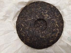取普洱生茶适量，用茶针别出一些，不要太少，要泡浓茶用