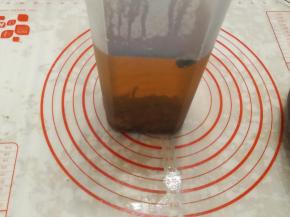 水煮开倒入一升左右，泡十到二十分钟使得茶叶泡透