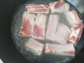 排骨砍成6至8厘米左右的段，锅中的水煮开放入排骨焯出血水后备用