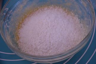 面团发酵的时间，制作椰蓉馅，黄油软化后加入细砂糖，用刮刀拌匀。