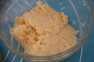 最后加入椰蓉用刮刀拌匀即可，保鲜膜覆盖备用。