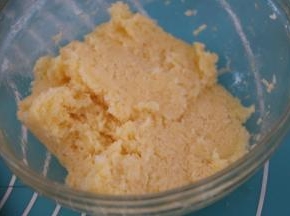 最后加入椰蓉用刮刀拌匀即可，保鲜膜覆盖备用。