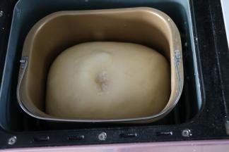 基础发酵两倍或者两倍半大，手指沾面粉戳孔不回缩不反弹，结束发酵。