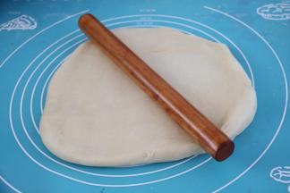 取出面团挤压排气后，把面团用面杖擀成（25*35）的长方形面团。