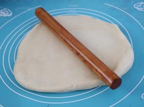 取出面团挤压排气后，把面团用面杖擀成（25*35）的长方形面团。