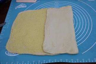 然后把椰蓉馅均匀地抹在左边三分之二面团上，右边三分之一空出不用抹。