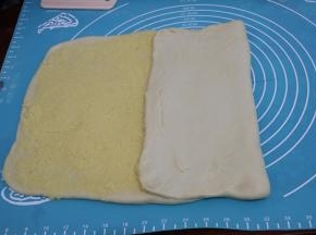 然后把椰蓉馅均匀地抹在左边三分之二面团上，右边三分之一空出不用抹。