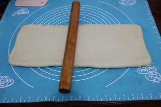 用面杖擀成一个（27*15）的长方形面团。