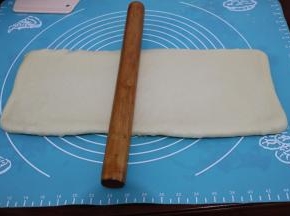 用面杖擀成一个（27*15）的长方形面团。
