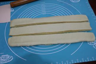 分割成三个长条，变成三股辫。